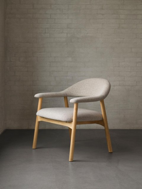 Fotel Ikigai w minimalistycznym studiu, podkreślający czyste linie projektu Lasse Cha Pedersena.
