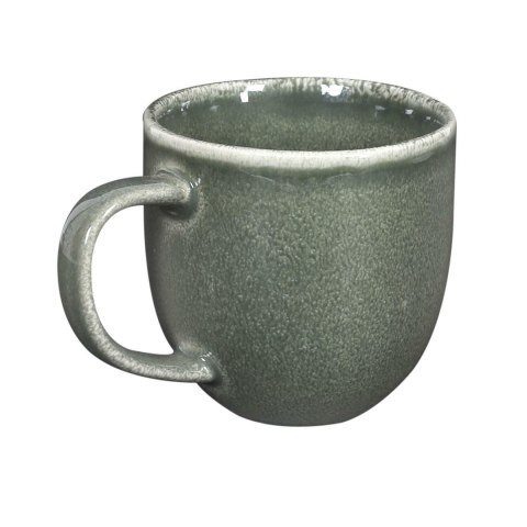 Szaro-zielony kubek ceramiczny Kuroi mori I o organicznym kształcie z uchem zaprezentowany na jasnym tle.