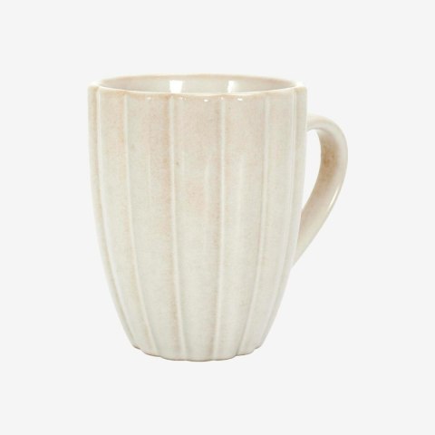 Ceramiczny kubek z dużym uchem Beju Magu II w kolorze ciepłego beżu na jasnym, jednolitym tle.