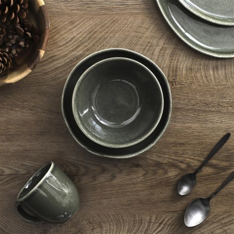 Szaro-zielona miska ceramiczna Kuroi mori II włożona w większe naczynie na ciemnym drewnianym blacie.