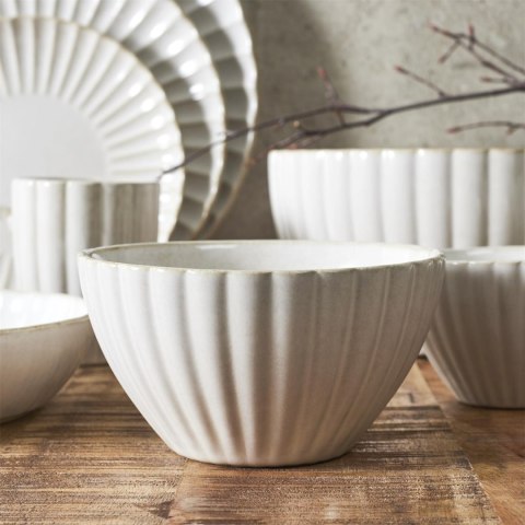 Beżowa ceramiczna miska japandi Beju Boru II z pionowym tłoczeniem stojąca na drewnianym blacie.