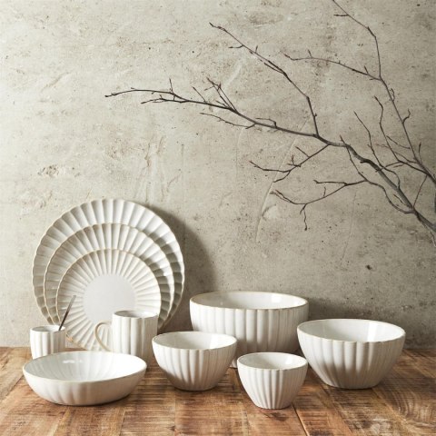 Zestaw beżowych naczyń ceramicznych z kolekcji Beju, w tym talerze i duża misa Beju Boru IV na blacie.