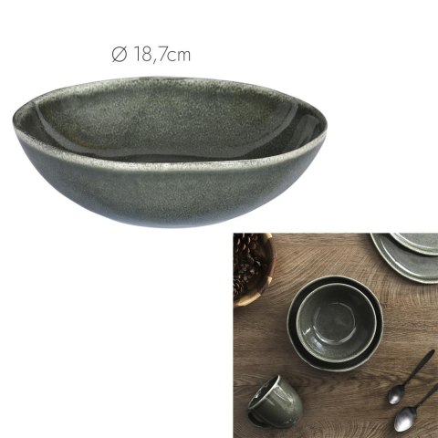 Komplet szaro-zielonych naczyń ceramicznych Kuroi mori, w tym talerz głęboki, miska i kubek na jasnym blacie.
