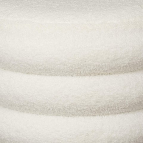 Zbliżenie na pętelkową strukturę białej tkaniny bouclé (baranek) na powierzchni pufy Futon.