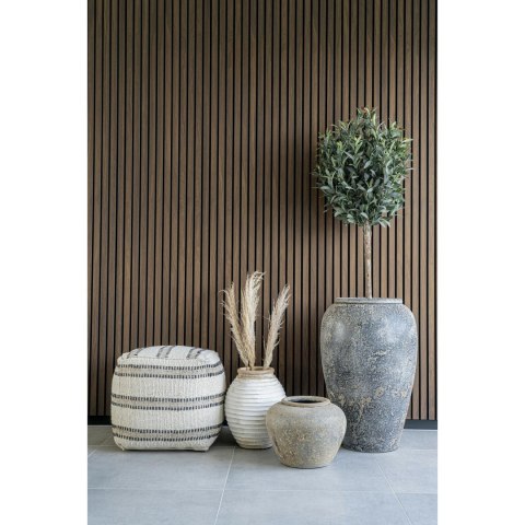 Grupa ceramicznych wazonów, w tym wysoki Miseki II, obok plecionego pufa na tle ściany z ciemnych lameli.
