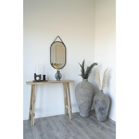 Gliniany wazon Hada 60 cm stojący na podłodze obok drewnianej konsoli z lustrem w stylu wabi-sabi.