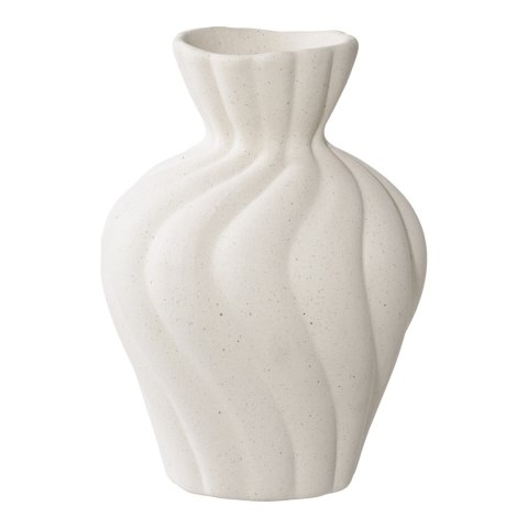 Wyższy, pofalowany wazon ceramiczny Shino o rzeźbiarskim kształcie sakwy na białym tle.