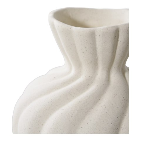 Zbliżenie na pofalowany rant i szyjkę ceramicznego wazu dekoracyjnego Shino.