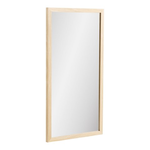 Pionowe lustro ścienne Mori Noe II z naturalnego drewna pokazane pod lekkim skosem na białym tle.