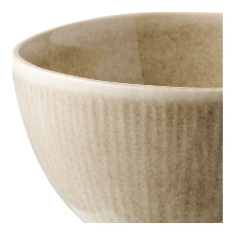 Detal krawędzi i pionowej, naturalnej struktury beżowej miski ceramicznej Shusho I z bliska.