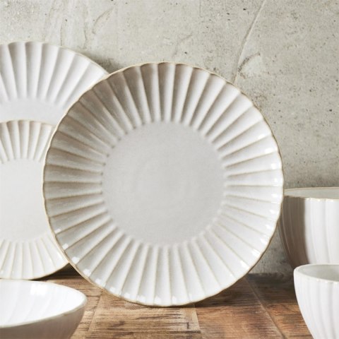 Beżowy ceramiczny talerz japandi Beju Sara I z wyraźnym pionowym ryflowaniem stojący na drewnianym stole.
