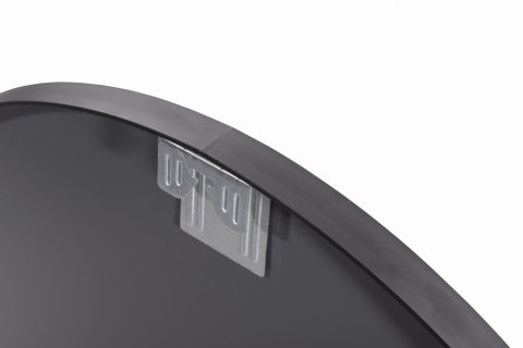 Bliskie ujęcie z boku na gładką krawędź metalowej ramy malowanej proszkowo w lustrze Kagami Kuro.