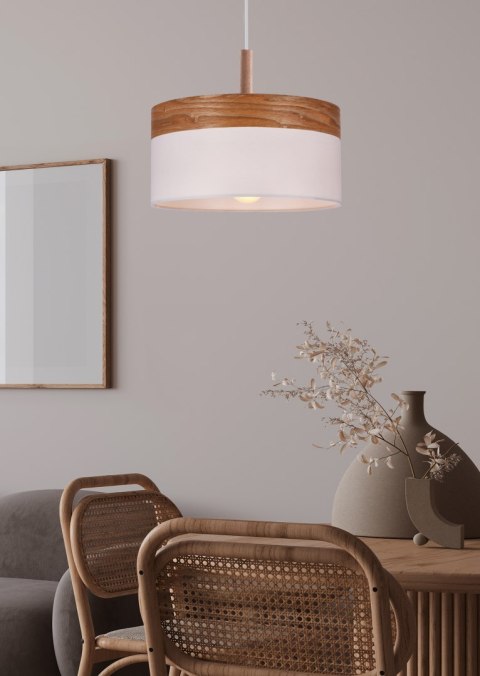lampa wisząca japandi Nagomi nad stołem w jadalni z drewnianymi meblami