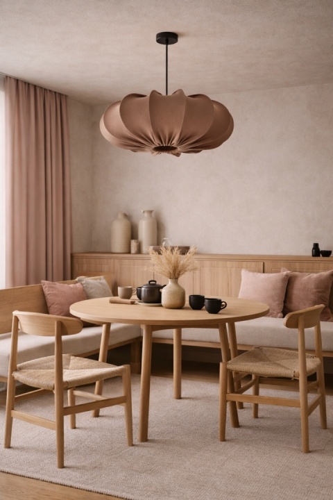 lampa wisząca japandi brązowa Hanae Koge nad stołem w jadalni
