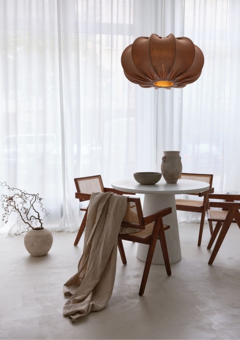 lampa wisząca japandi Hanae Koge w jasnej jadalni przy oknie