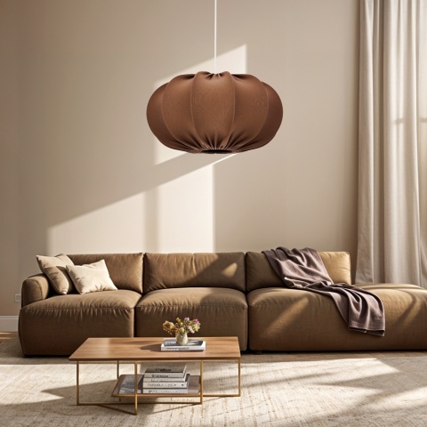 lampa wisząca japandi brązowa Hanae Koge nad sofą w salonie