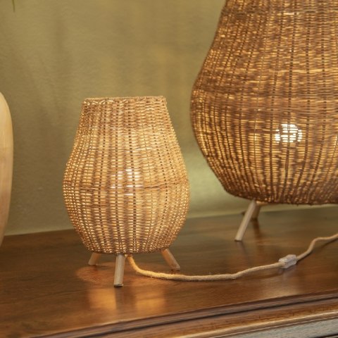 lampa stołowa z plecionki naturalnej zbliżenie klosza i światła
