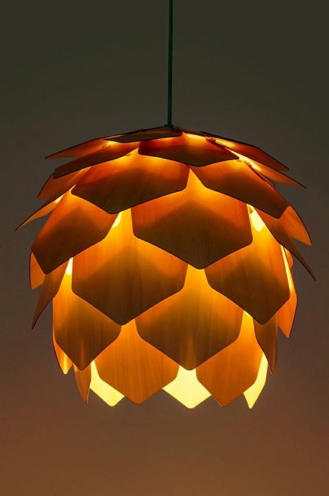 lampa wisząca drewniana japandi szyszka ciepłe światło